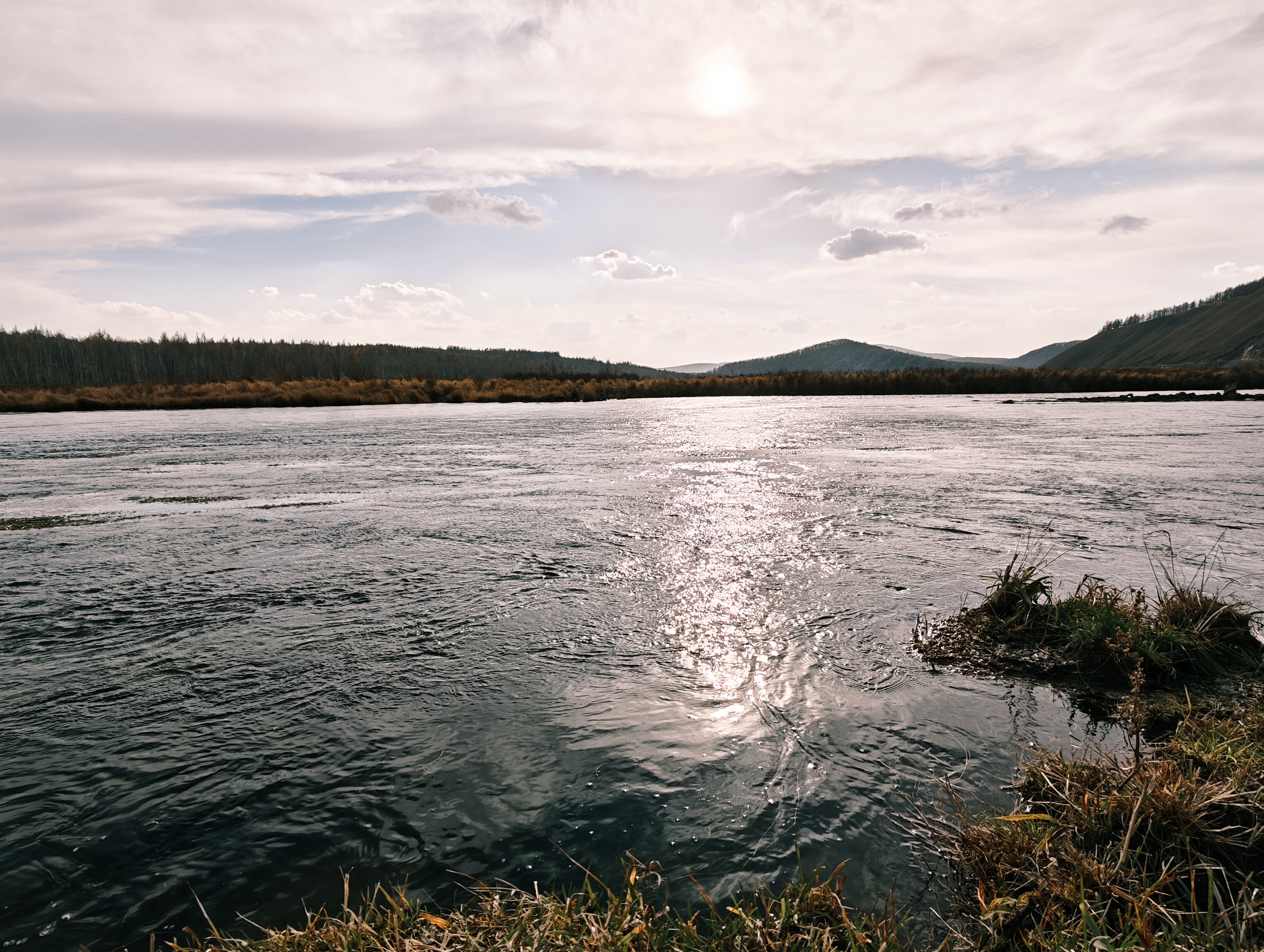 跨过芦苇丛到达的河畔