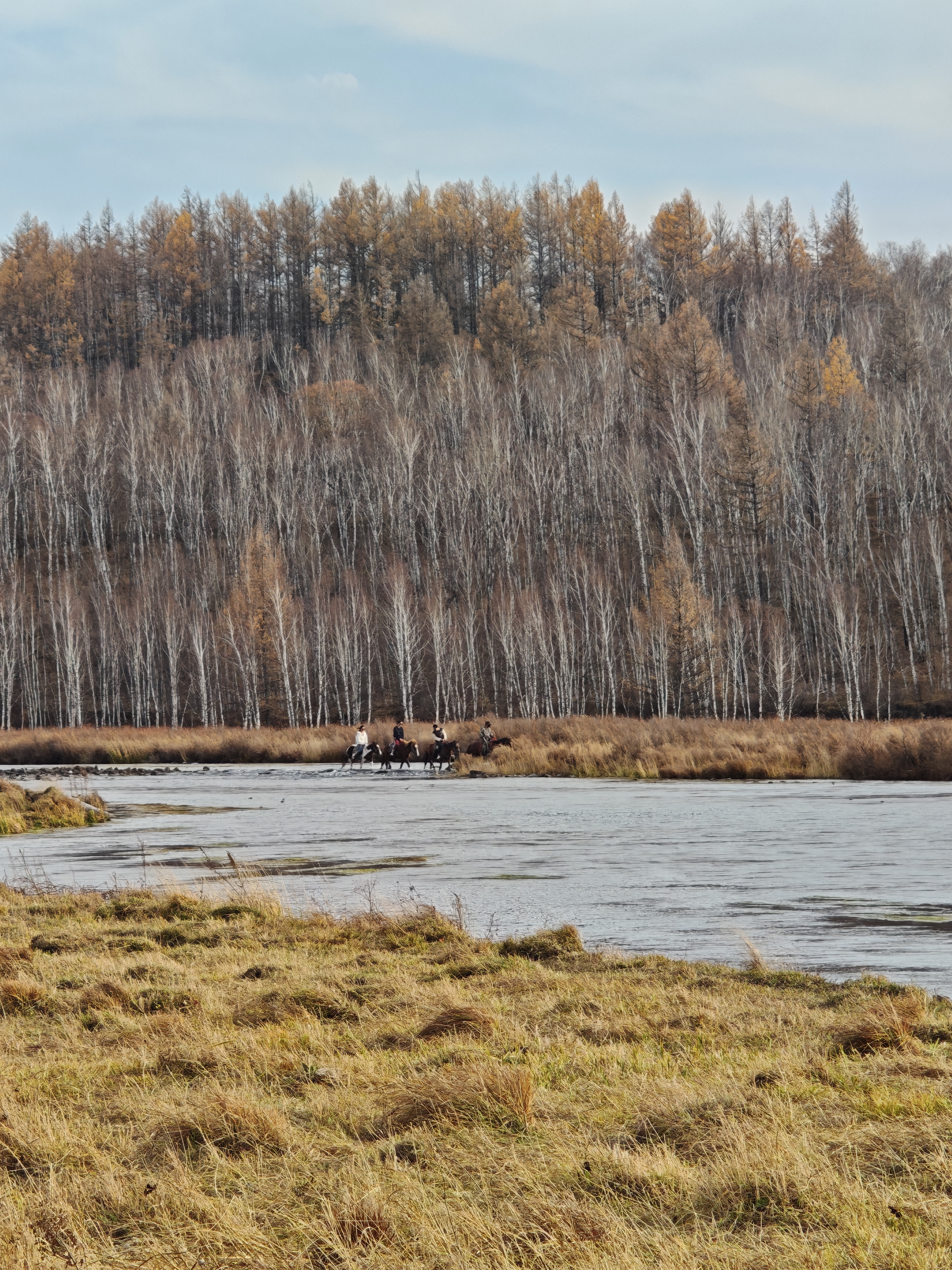 骑马过河的游客