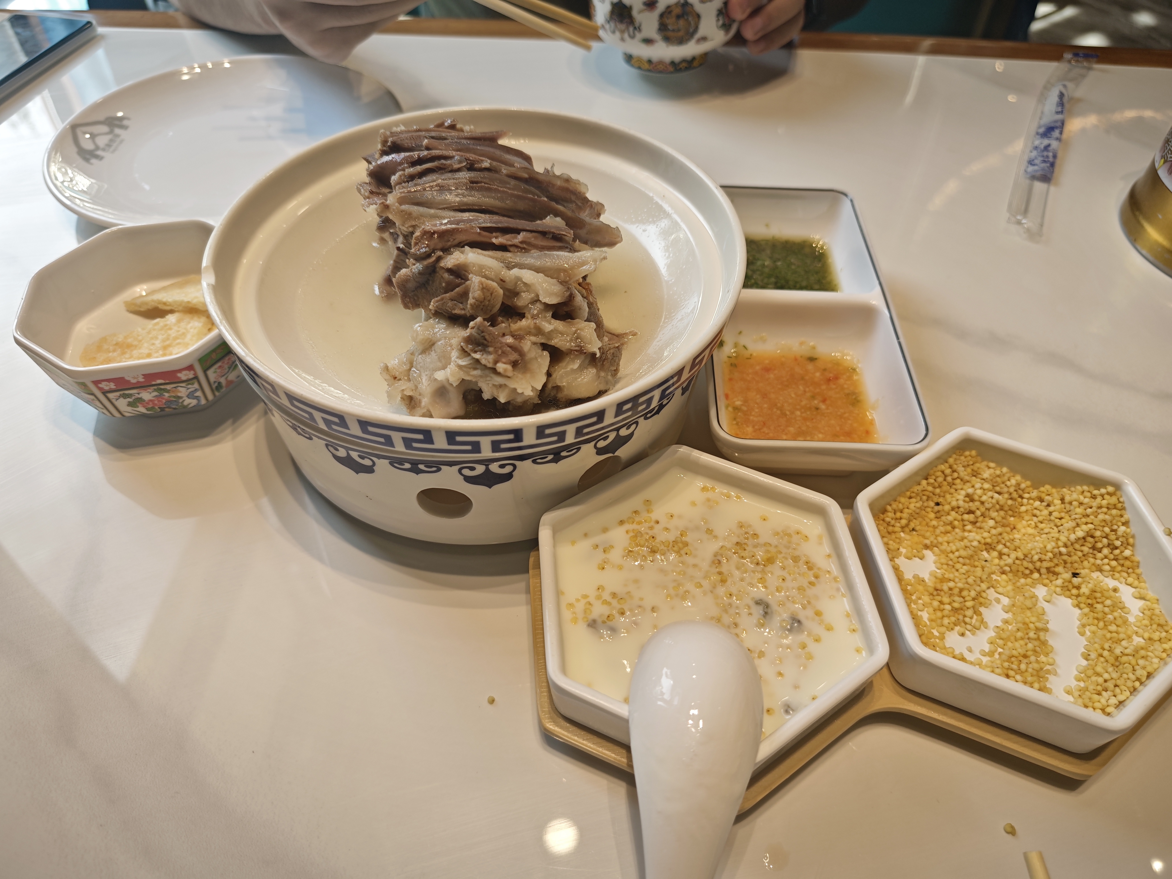 奶嚼口配炒米与羊排